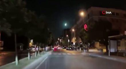 G&ouml;ktaşının d&uuml;şme anı ara&ccedil; kamerasına yansıdı