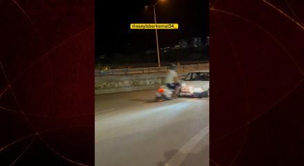 İki tık fazla alacağım diye arabasının videosunu &ccedil;ekerken kaza yaptırdı!