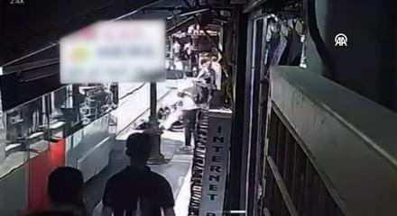 İstanbul'da tramvay yoluna devrilen bebek arabası y&uuml;rekleri ağza getirdi