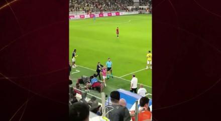Kerem Akt&uuml;rkoğlu saha kenarında gerildi: Gen&ccedil;lerbirliği ma&ccedil;ında kul&uuml;beyle tartıştı