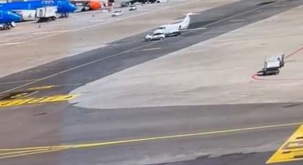 Milano Linate Havalimanı'nda hizmet aracı &ouml;zel jete &ccedil;arptı