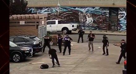 Mızrak taşıyan adama 8 polis birden m&uuml;dahale etti! ABD'deki feci &ouml;l&uuml;m kamerada
