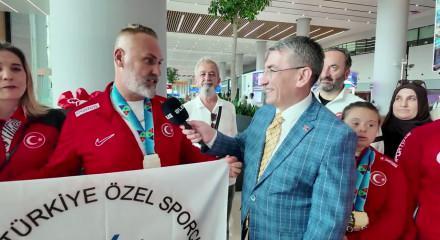 &Ouml;zel sporculardan tarihi başarı: İsve&ccedil;&rsquo;ten d&uuml;nya şampiyonluğuyla d&ouml;nen millilere g&ouml;rkemli karşılama!