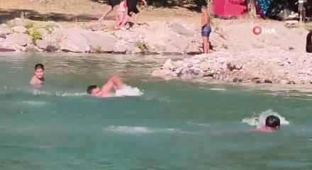 Tağar &Ccedil;ayı'nda &ccedil;amur aktı: Vatandaşların y&uuml;zme keyfi yarım kaldı