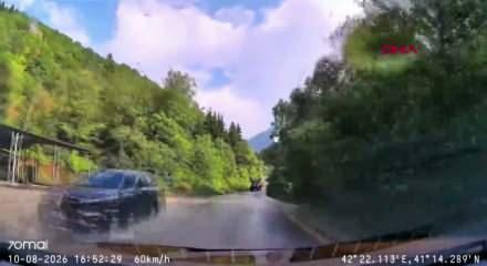 Trafik canavarı kamyon s&uuml;r&uuml;c&uuml;s&uuml; az kalsın taksiyi bi&ccedil;iyordu