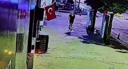 T&uuml;rk bayrağını yakmaya &ccedil;alışan kadın tepki &ccedil;ekti
