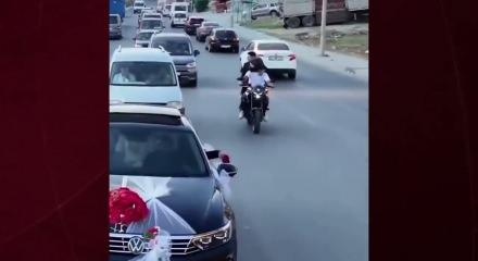  İstanbul'daki d&uuml;ğ&uuml;n konvoyunda tehlikeli motosiklet şovu kameraya yansıdı