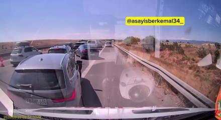Ambulans şof&ouml;r&uuml; emniyet şeridi ihlallerine sitem ederek "Almanya'da b&ouml;yle yapamıyorsun" değil mi dedi