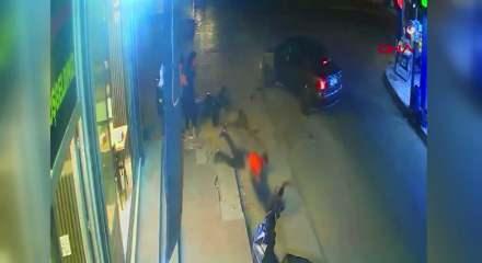 Adana'da dehşet anı: Otomobil ile &ccedil;arpışan motosikletteki 2 kişi yola savruldu