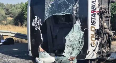 Afyonkarahisar'da yolcu otob&uuml;s&uuml; devrildi: 22 yaralı