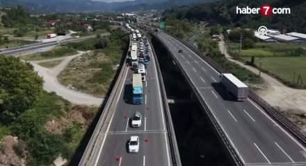 Anadolu Otoyolu'nda 12 ara&ccedil; birbirine girdi: 6 yaralı