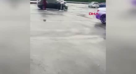 Boya y&uuml;kl&uuml; TIR devrildi, yoldan ge&ccedil;en ara&ccedil;lar mora boyandı