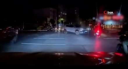 Bursa'da kırmızı ışıkta ge&ccedil;en otomobil motosiklete &ccedil;arptı