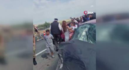Erzurum'da d&uuml;ğ&uuml;n konvoyunda feci kaza: &Ouml;l&uuml; ve yaralılar var!