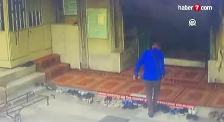 Fatih'te camide &ccedil;irkin hadise! Namaza duran vatandaşı soydu