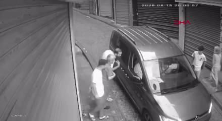Fatih'te "&Uuml;zerime s&uuml;rd&uuml;n" deyip s&uuml;r&uuml;c&uuml;ye tekmeli bı&ccedil;aklı saldırdılar
