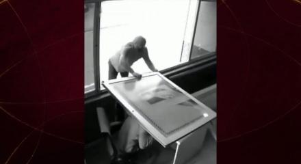 G&uuml;lerek başladı panikle bitti: Yaslandığı cam arkadaşının kafasında patladı!