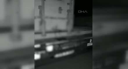 G&uuml;mr&uuml;k kapısında iki TIR arasında sıkışan s&uuml;r&uuml;c&uuml; &ouml;ld&uuml;