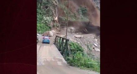 Hindistan'da meydana gelen heyelanda  motosikletlei &ouml;l&uuml;mden kıl payı kurtuldu