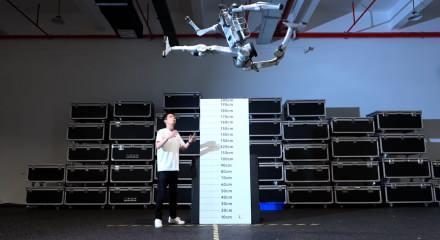  İnsansı robot Superman hızı ve sı&ccedil;rama yeteneğiyle d&uuml;nya rekorlarını geride bıraktı