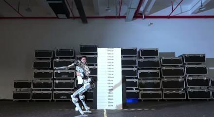  İnsansı robot Superman hızı ve sı&ccedil;rama yeteneğiyle d&uuml;nya rekorlarını geride bıraktı