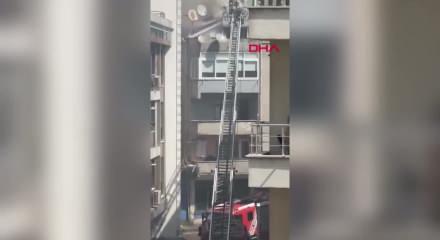 Kağıthane'de 4 katlı binanın &ccedil;atısında yangın