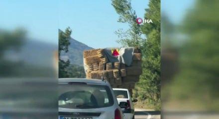 Karab&uuml;kte yola sa&ccedil;ılan balyalar s&uuml;r&uuml;c&uuml;lere ecel terleri d&ouml;kt&uuml;rd&uuml;!