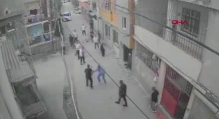 Kavgada otomobilini kalabalığın &uuml;zerine s&uuml;rd&uuml;: 1&rsquo;i ağır 4 yaralı