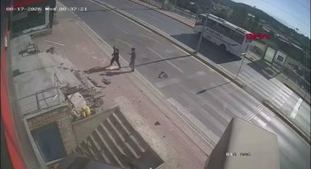 Kocaeli'de otomobil &uuml;zerlerine u&ccedil;tu! Ezilmekten saniyelerle b&ouml;yle kurtuldular