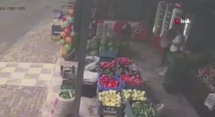 Kontrolden &ccedil;ıkan minib&uuml;s evin bah&ccedil;esine u&ccedil;tu: Dehşet anları kamerada