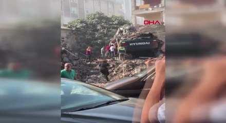 K&uuml;&ccedil;&uuml;k&ccedil;ekmece'de korkutan anlar: Yıkılan bina iş makinesinin &uuml;zerine &ccedil;&ouml;kt&uuml;