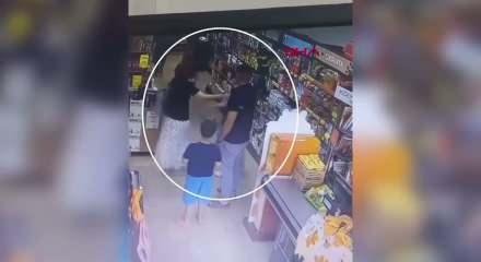 Markette paketleri yırtan &ccedil;ocuğu uyardığı i&ccedil;in darbedildi