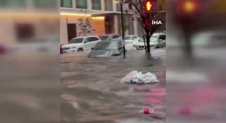 New York'u sağanak vurdu: Sokaklar sular altında kaldı, metro istasyonlarını su bastı