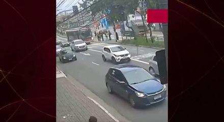 &Ouml;fkeli s&uuml;r&uuml;c&uuml; aynasına vuran bisikletliye dehşeti yaşattı