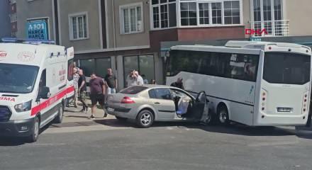 Rampadan inen halk otob&uuml;s&uuml; otomobille &ccedil;arpıştı! 7 kişi yaralandı