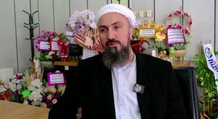 Sarıklı, c&uuml;bbeli, sakallı Belediye Başkanı g&ouml;renleri şaşırtıyor