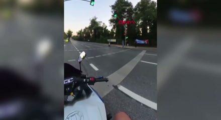 Sarıyer'de otomobilin kadına &ccedil;arptığı feci anlar kask kamerasında