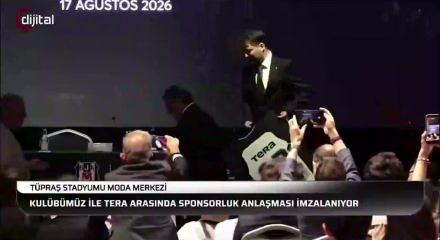 Serdal Adalı, k&uuml;rs&uuml;ye &ccedil;ıkarken dengesini kaybedip yere d&uuml;şt&uuml;