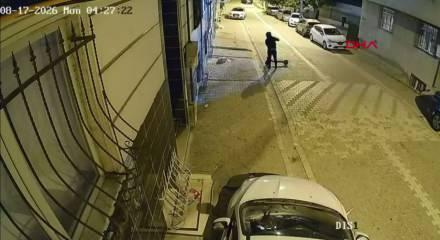 Skuterli kundak&ccedil;ı kamerada: Eski sevgilisinin evine benzin d&ouml;k&uuml;p yaktı
