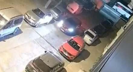 Sultangazi'de otomobile silahlı saldırı; s&uuml;r&uuml;c&uuml; son anda kurtuldu