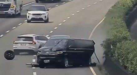 Tayvan&rsquo;da otoyolda zincirleme kaza kamerada: 3 &ouml;l&uuml;, 3 yaralı