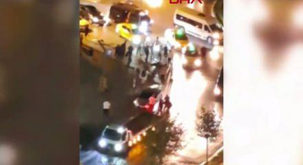 Yol ortasında meydan dayağı: Yerde yatan genci dakikalarca darbettiler