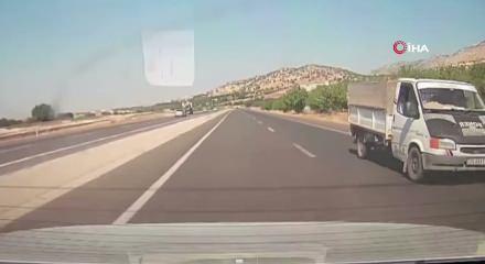 Yola fırlayan eşeğe kamyonet &ccedil;arptı: Havada metrelerce savruldu!