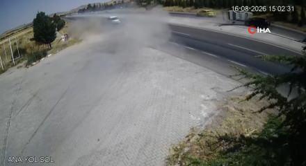 Yola fırlayan par&ccedil;a felaketi getirdi: 2 otomobil &ccedil;arpıştı, 2 &ouml;l&uuml;