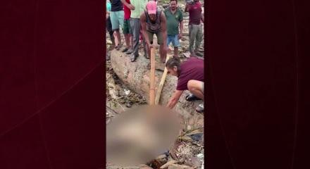 Nepal'deki sel felaketinde hayatını kaybedenlerin ziynet eşyalarını &ccedil;aldılar