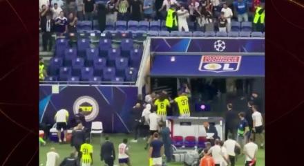 Guendouzi&rsquo;ye saldıran Fransız taraftar Fenerbah&ccedil;eli oyuncuları g&ouml;r&uuml;nce dondu kaldı