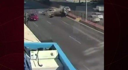 Meksika&rsquo;da feci kaza: Kontrols&uuml;z &ccedil;ıkış yapan ara&ccedil; dehşet sa&ccedil;tı!