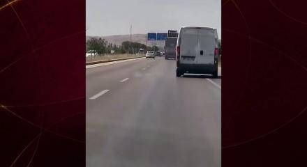 Afyonkarahisar'da a&ccedil;ık kalan damper y&ouml;n levhasını b&ouml;yle yıktı