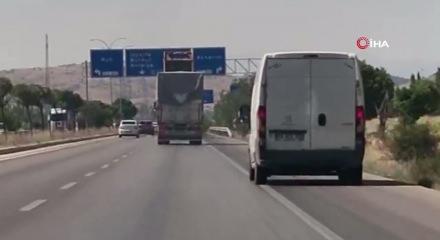 Afyonkarahisar'da a&ccedil;ık kalan damper y&ouml;n levhasını b&ouml;yle yıktı