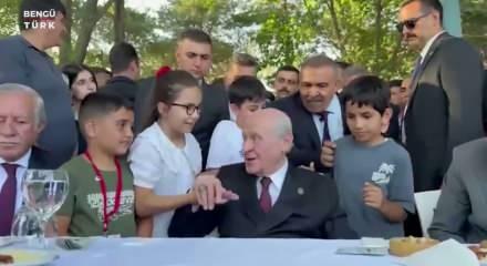Ahlat&rsquo;ta Bah&ccedil;eli ile k&uuml;&ccedil;&uuml;k &ccedil;ocuk arasında samimi diyalog: &lsquo;Sen de &ouml;yle ol&rsquo;